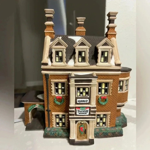 Dept 56 Dickens' Village Series Dursley Manor Christmas Light Up Christmas home - Picture 1 of 12